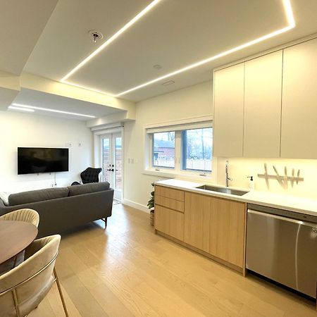 Modern Apartment Close To The Beach With Parking 토론토 외부 사진
