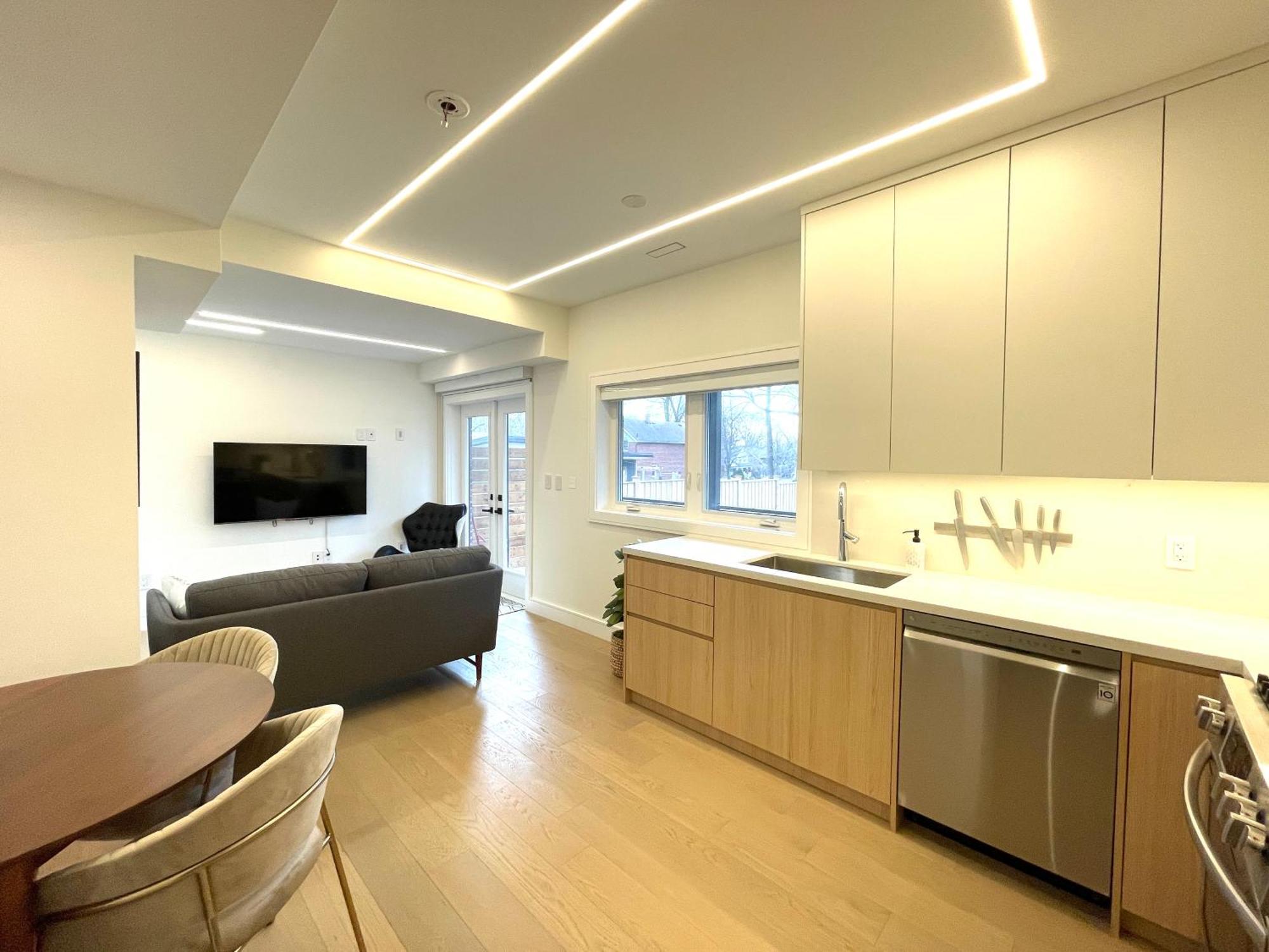 Modern Apartment Close To The Beach With Parking 토론토 외부 사진