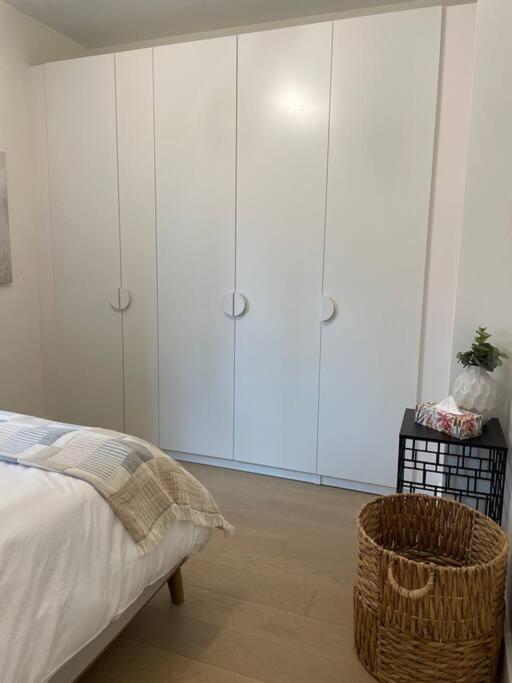 Modern Apartment Close To The Beach With Parking 토론토 외부 사진