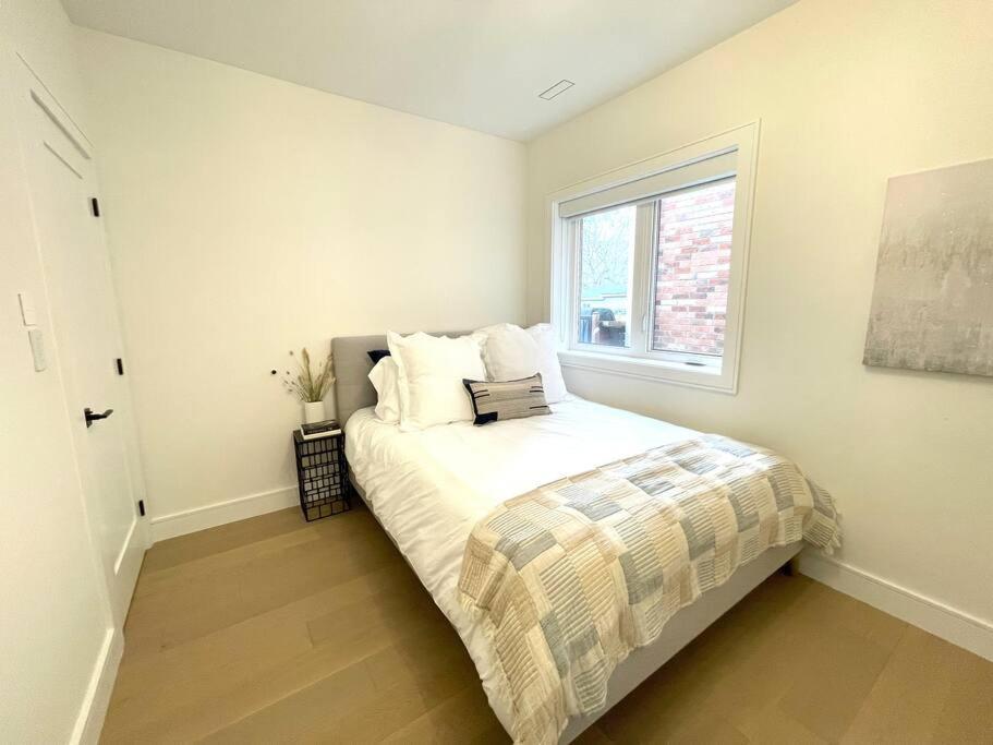 Modern Apartment Close To The Beach With Parking 토론토 외부 사진