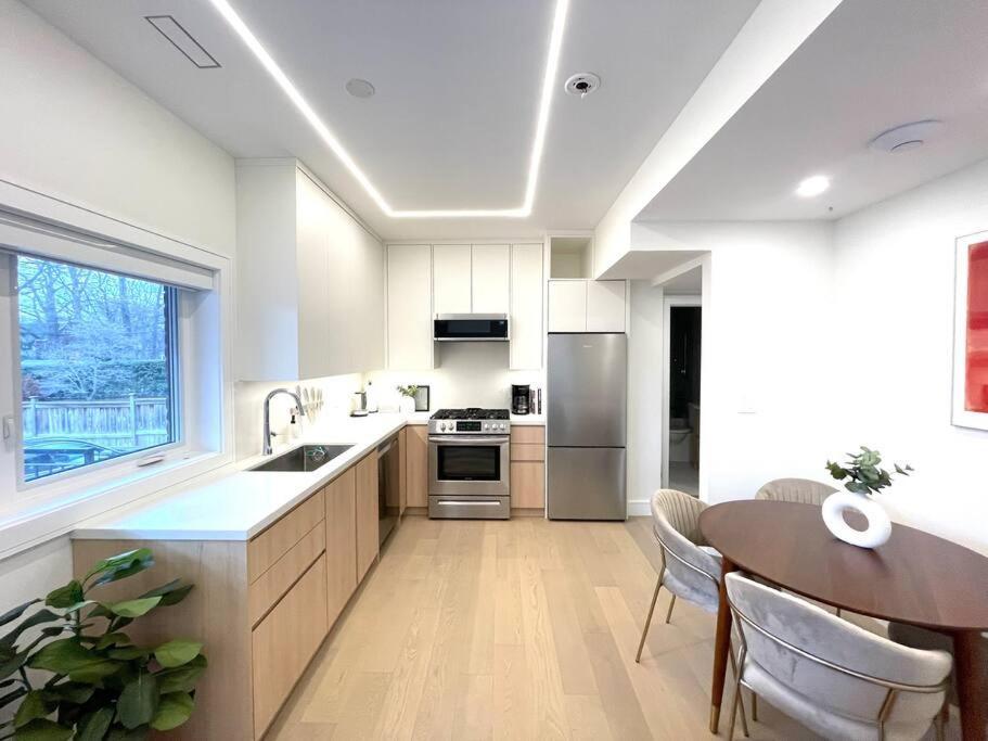 Modern Apartment Close To The Beach With Parking 토론토 외부 사진
