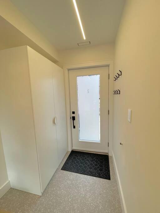 Modern Apartment Close To The Beach With Parking 토론토 외부 사진
