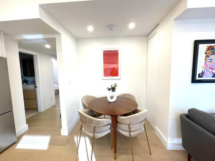 Modern Apartment Close To The Beach With Parking 토론토 외부 사진