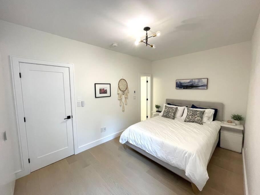 Modern Apartment Close To The Beach With Parking 토론토 외부 사진
