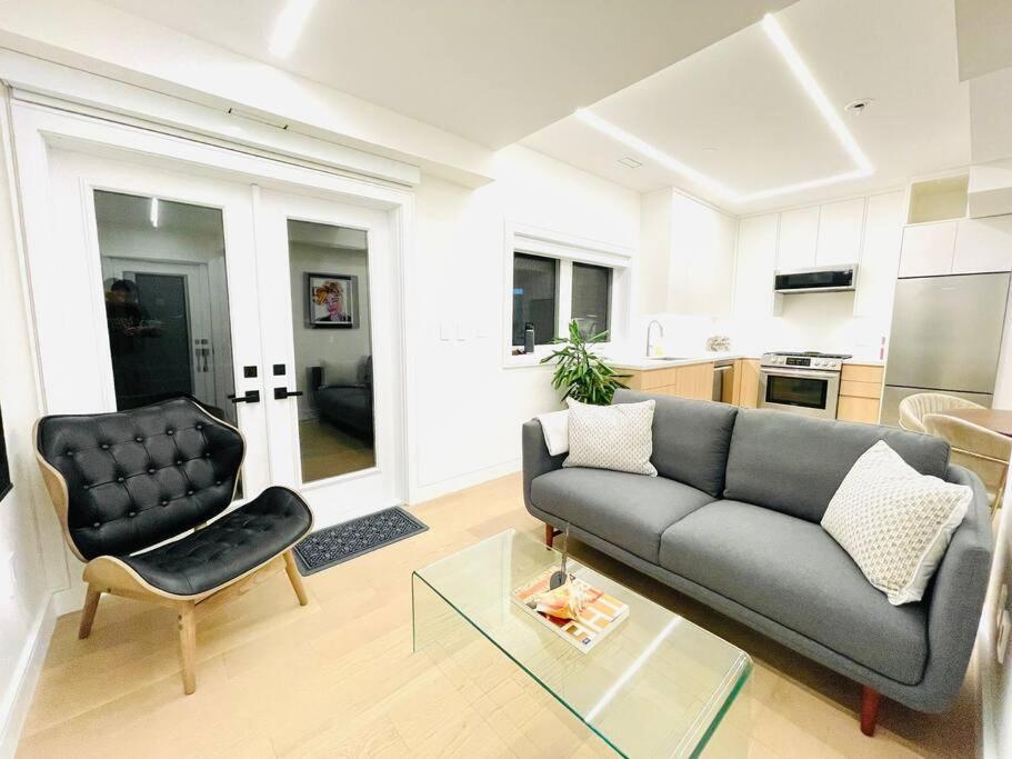 Modern Apartment Close To The Beach With Parking 토론토 외부 사진