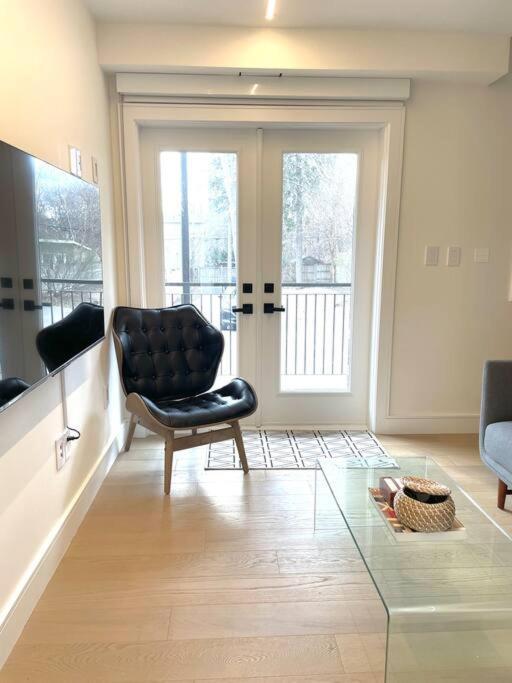 Modern Apartment Close To The Beach With Parking 토론토 외부 사진