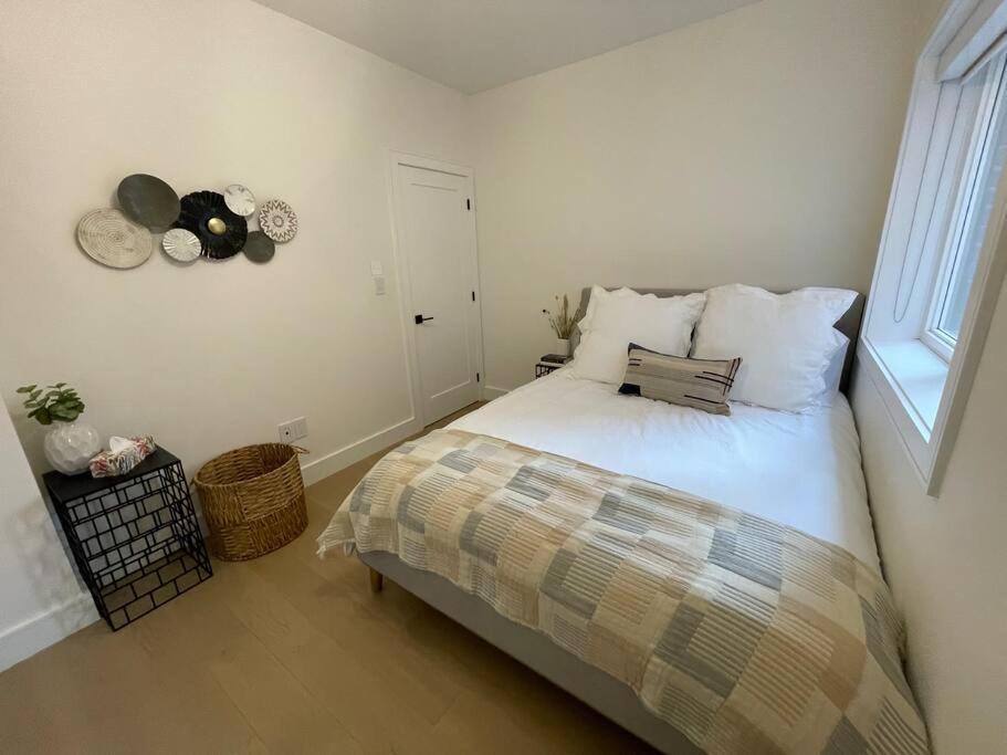 Modern Apartment Close To The Beach With Parking 토론토 외부 사진
