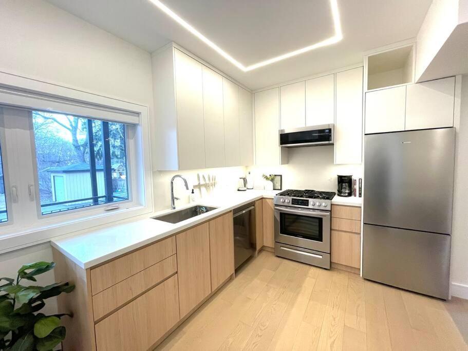 Modern Apartment Close To The Beach With Parking 토론토 외부 사진