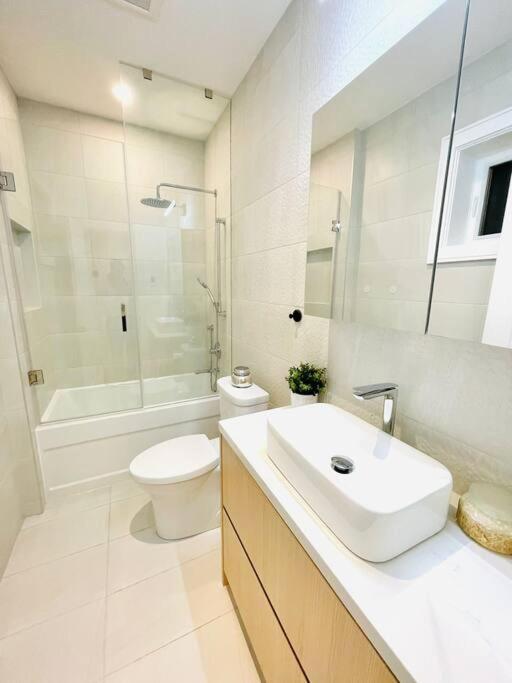Modern Apartment Close To The Beach With Parking 토론토 외부 사진
