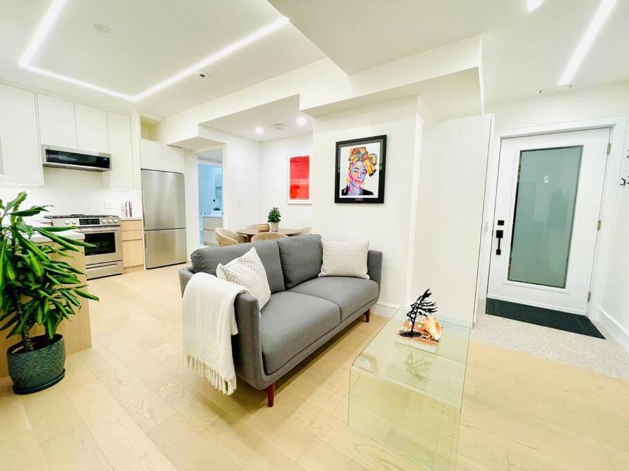 Modern Apartment Close To The Beach With Parking 토론토 외부 사진
