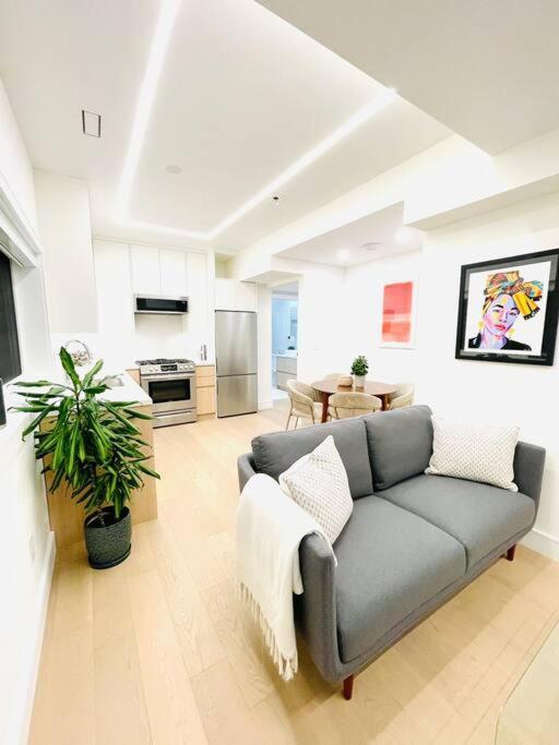 Modern Apartment Close To The Beach With Parking 토론토 외부 사진
