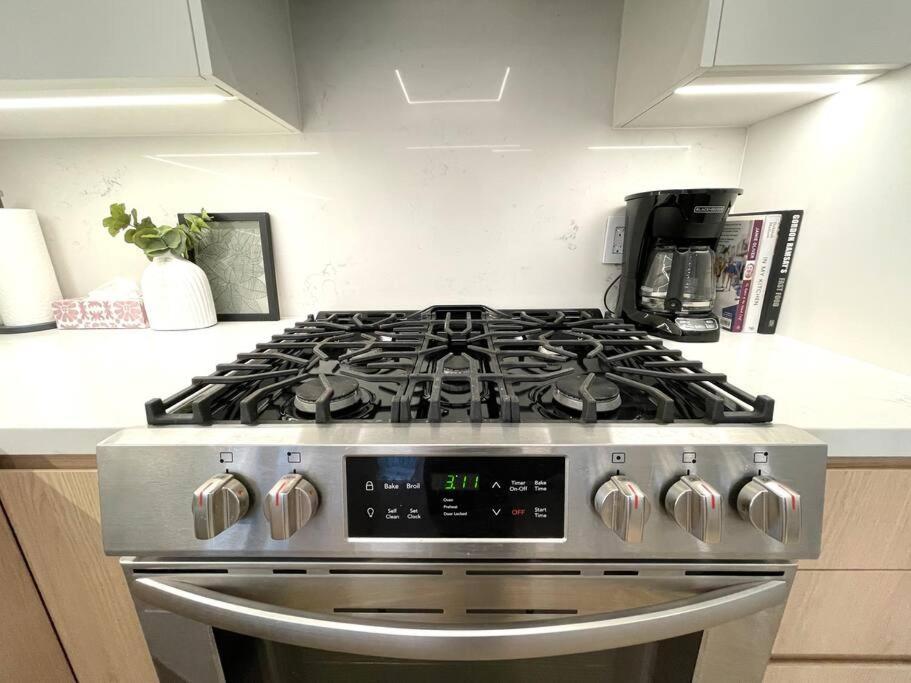 Modern Apartment Close To The Beach With Parking 토론토 외부 사진