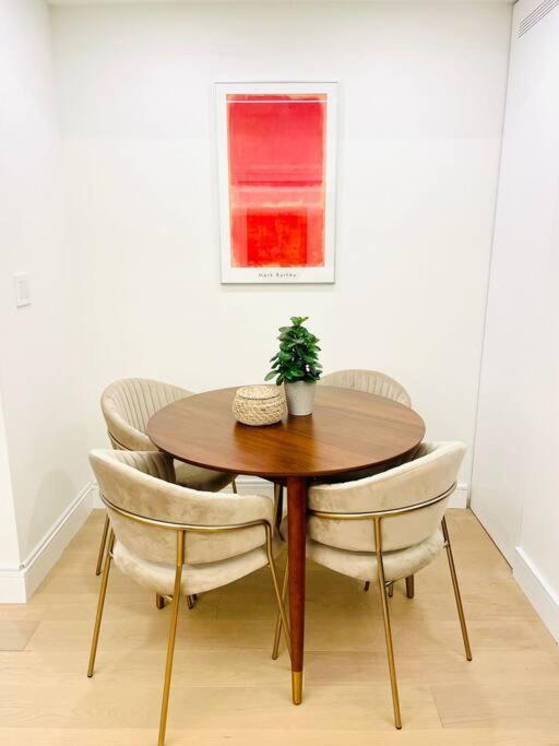 Modern Apartment Close To The Beach With Parking 토론토 외부 사진
