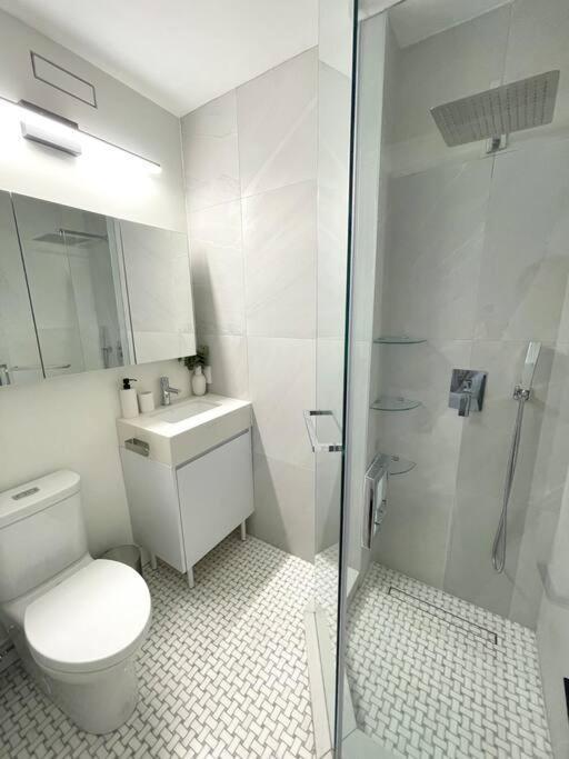 Modern Apartment Close To The Beach With Parking 토론토 외부 사진